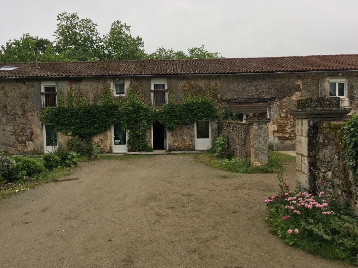 Ferme Gite Equestre En Charente Confolens Ngoại thất bức ảnh